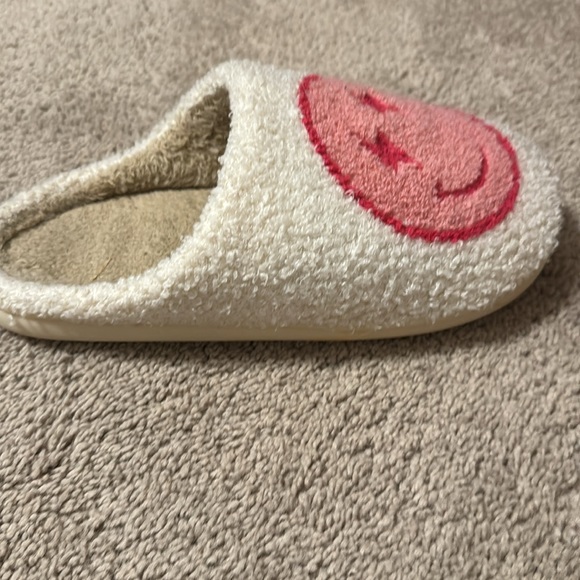 Pink smiley face slippers - Picture 2 of 2